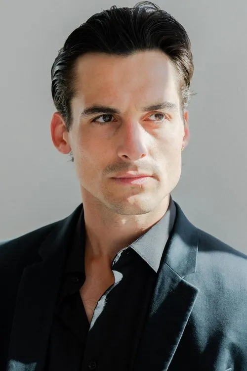 Nick Samson interpretando a Alex