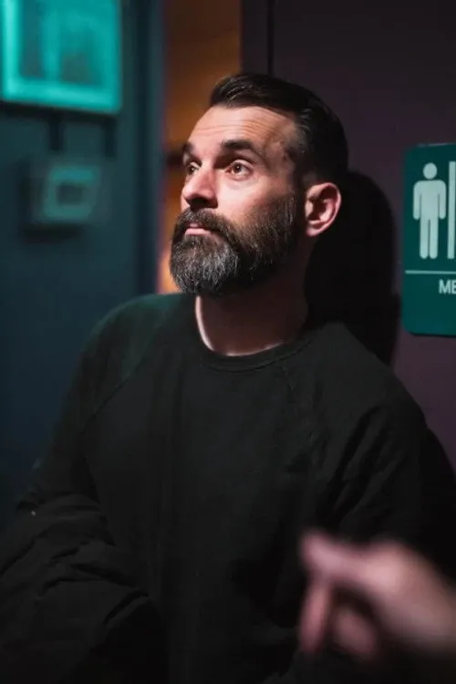 Nick Scarpino interpretando a Self