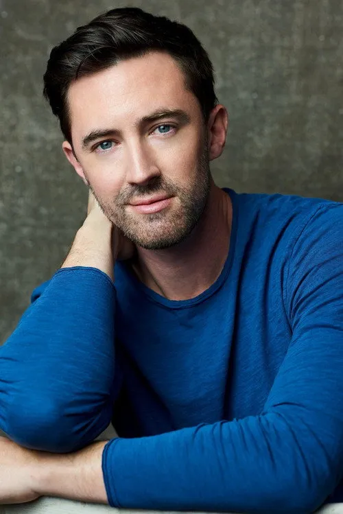 Nick Tag interpretando a Christopher