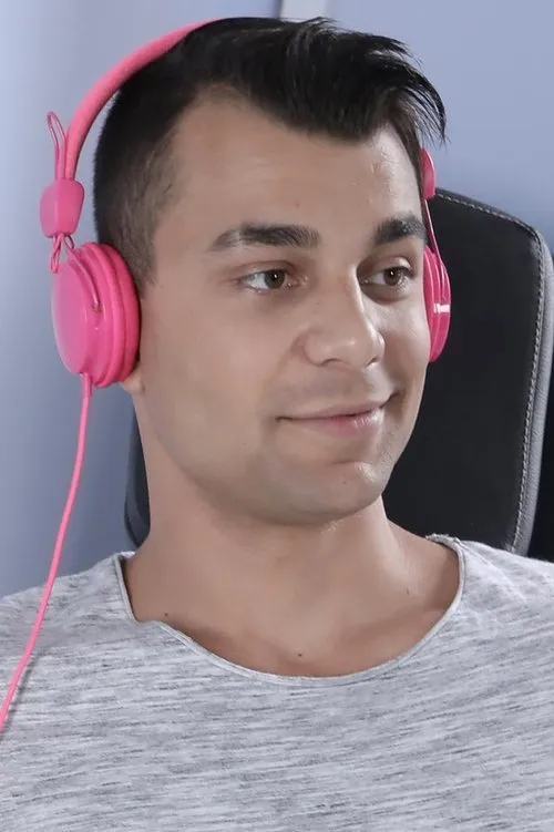 Nick Vargas interpretando a Romi Zuska