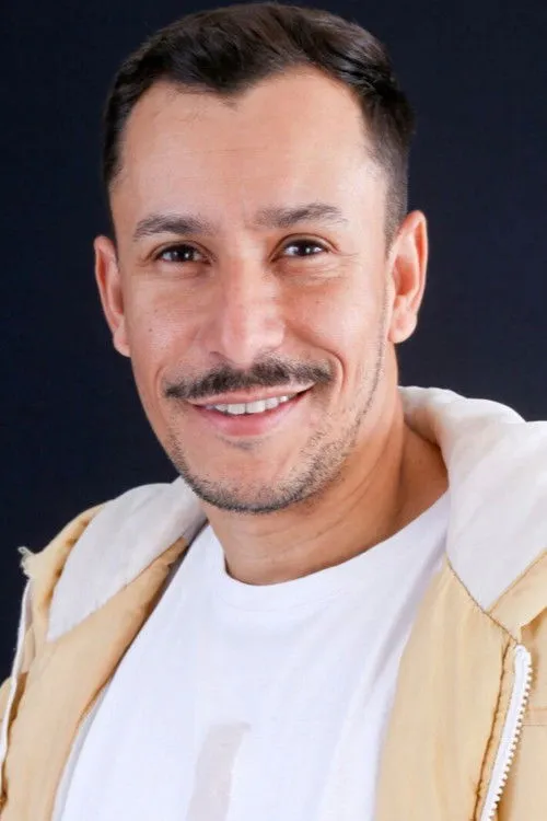 Nicko Silva interpretando a Lucas