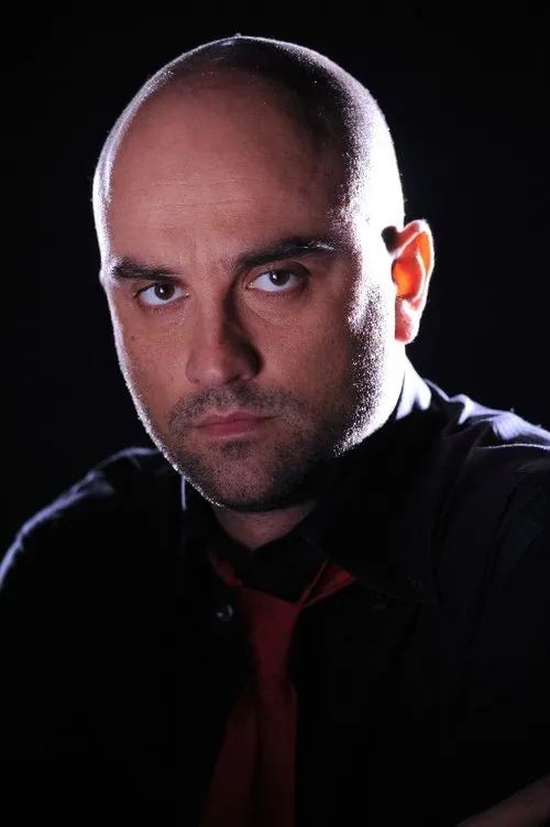 Nico Di Renzo interpretando a 