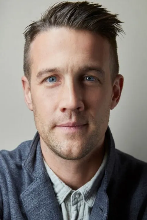 Nico Evers-Swindell interpretando a Ethan