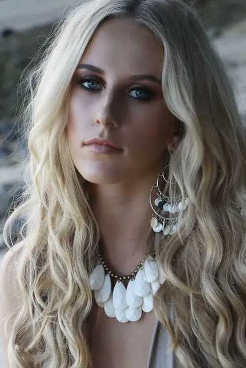 Nicola Grace interpretando a Reena