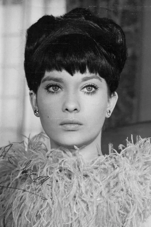 Nicola Pagett interpretando a Anna