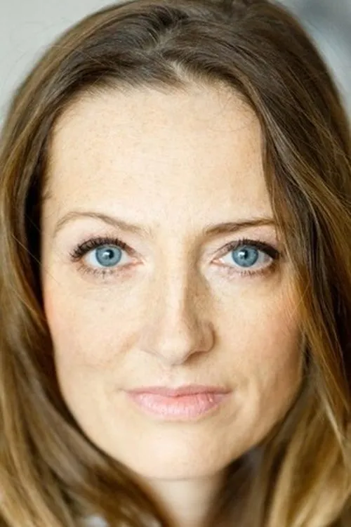 Nicola Ransom interpretando a Yvonne