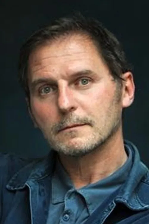 Nicolas Jouhet interpretando a L'inspecteur de police