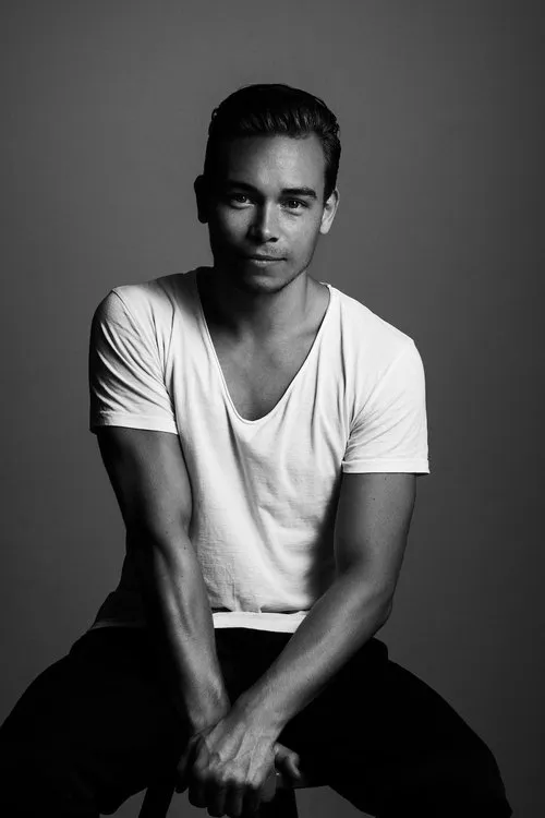 Nicolas Wollesen interpretando a Sebastian