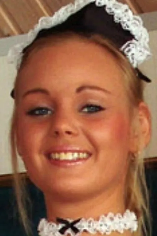 Nicole Berg interpretando a Bella Blossa