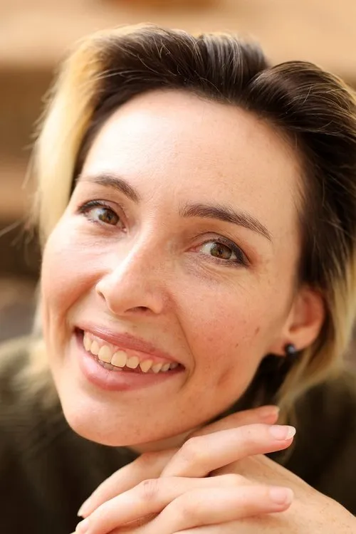 Nicole Berry interpretando a Catherine