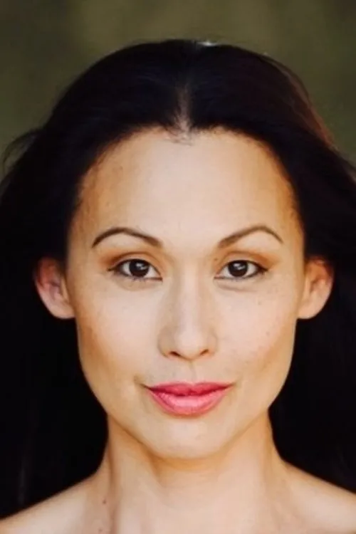 Nicole Bilderback interpretando a Leesu