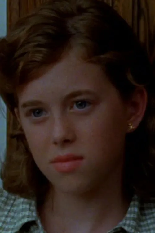 Nicole Dicker interpretando a Denise