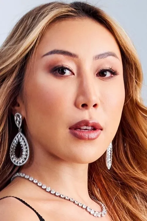 Nicole Doshi interpretando a Sarah