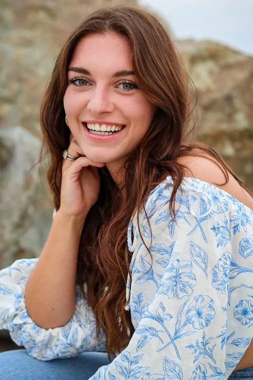 Nicole Foster interpretando a Wealthy Art Buyer