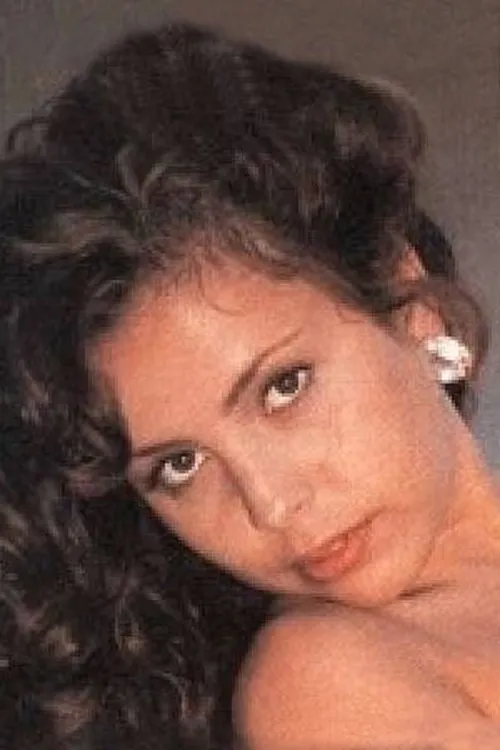 Nicole Lace interpretando a 