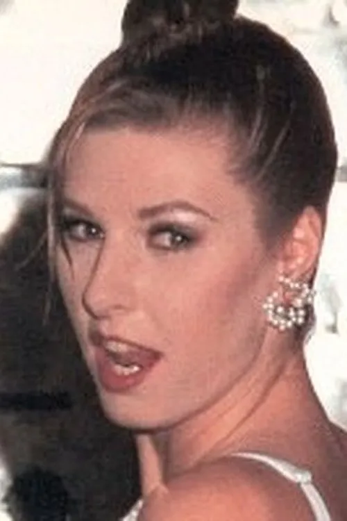 Nicole London interpretando a 