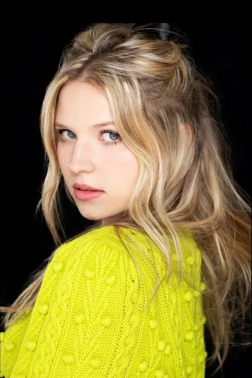 Nicole Mattox — personaje: Cecilia