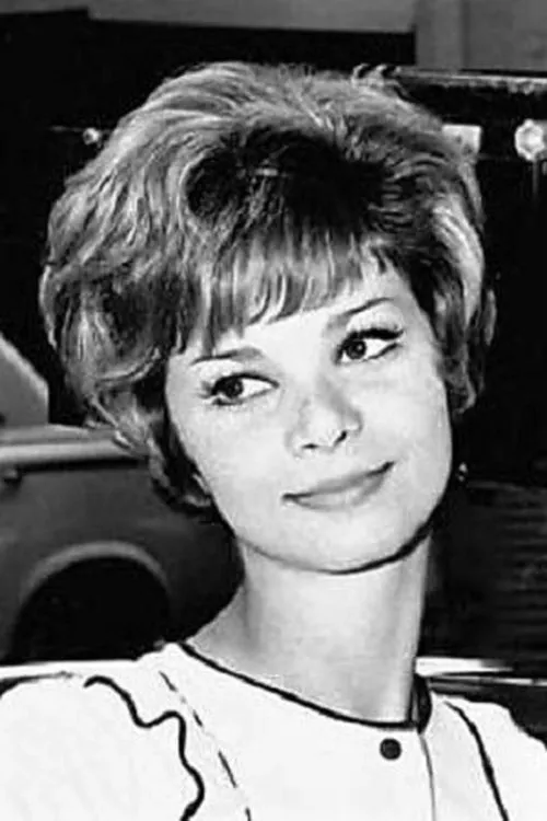 Nicole Mirel interpretando a Sabine Levy