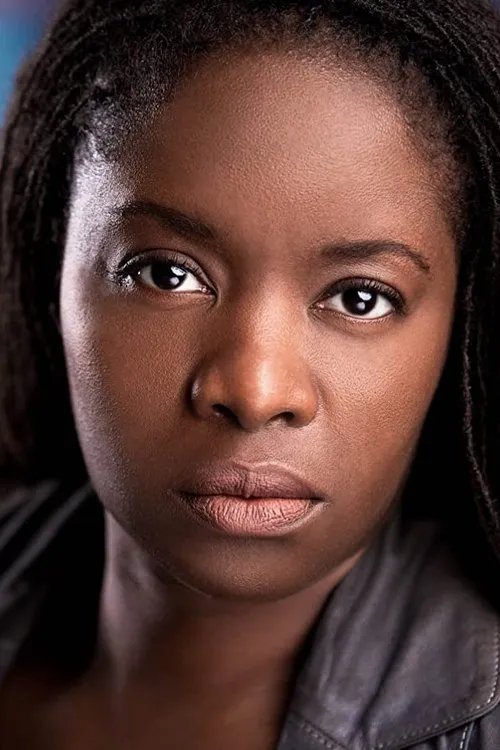 Nicole Pringle interpretando a Holly