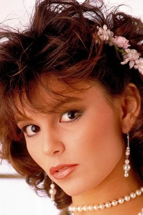 Nicole West interpretando a 