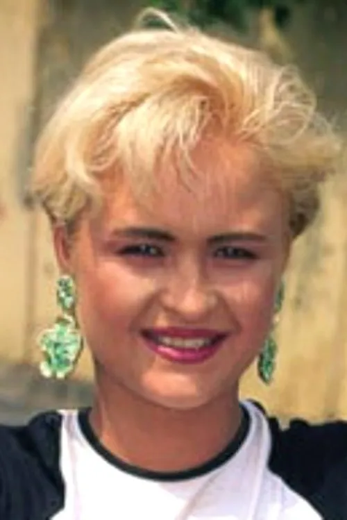 Nicolette interpretando a 