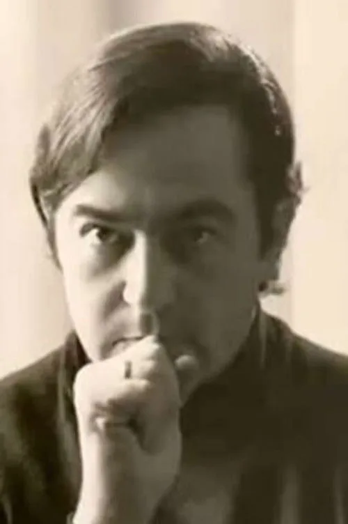 Nicos Grammatikopoulos interpretando a Self - Narrator (voice)