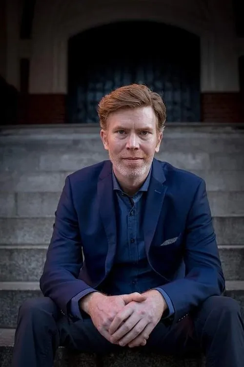 Niels Kurvin interpretando a Bauer