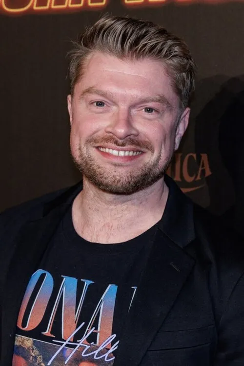 Niels Oosthoek interpretando a Lucas