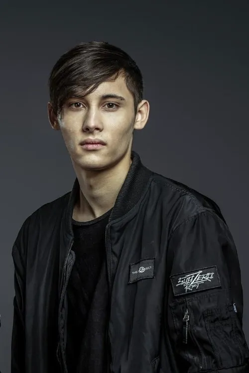 Nigel Coppen interpretando a Sub Zero Project