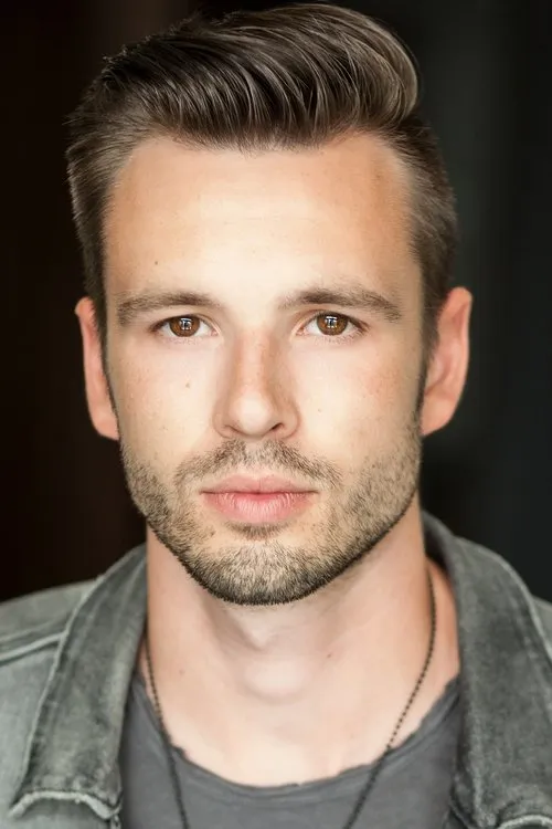 Nik Andrews interpretando a Fireman