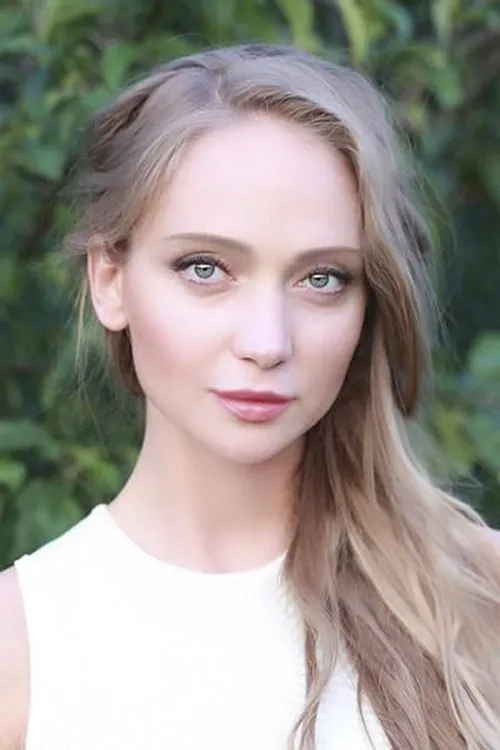 Nika Balina interpretando a Young Pretty Girl