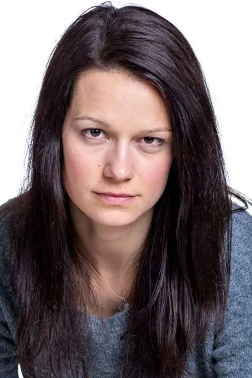 Nika Rozman interpretando a Rebeka Cimerman