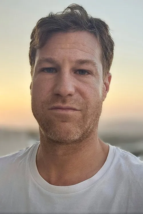 Nikias Chryssos interpretando a (voice)