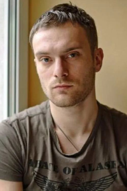 Никита Емшанов interpretando a Riba