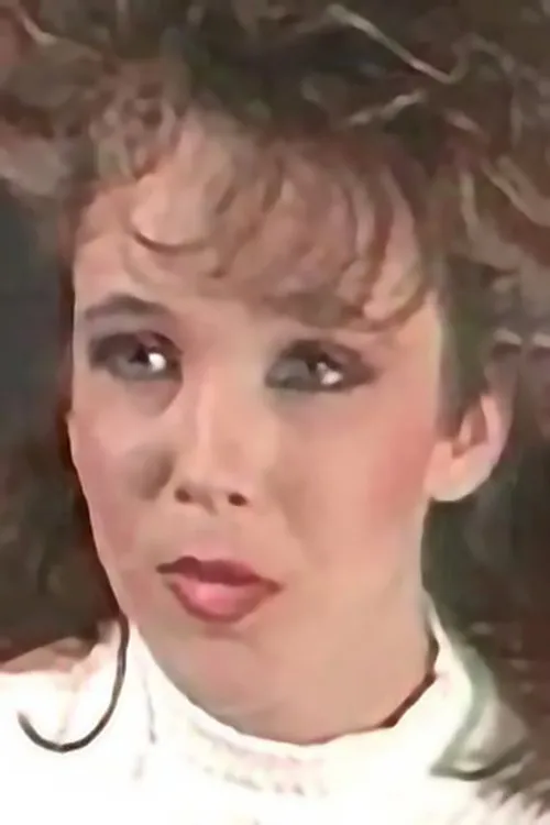 Nikki Cherry interpretando a 