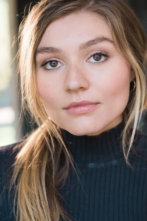 Nikki DeParis interpretando a Lia