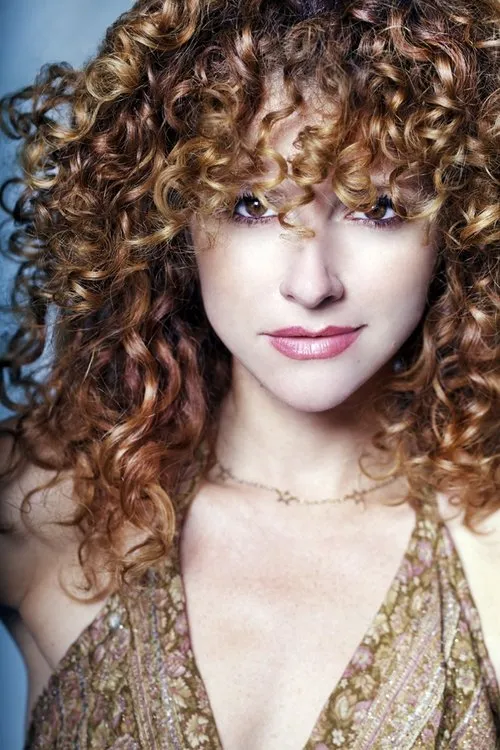 Nikki McCauley interpretando a Taryn