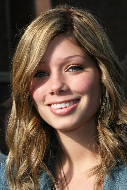 Nikki Sanderson interpretando a Audrey