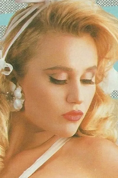 Nikki Wilde interpretando a 