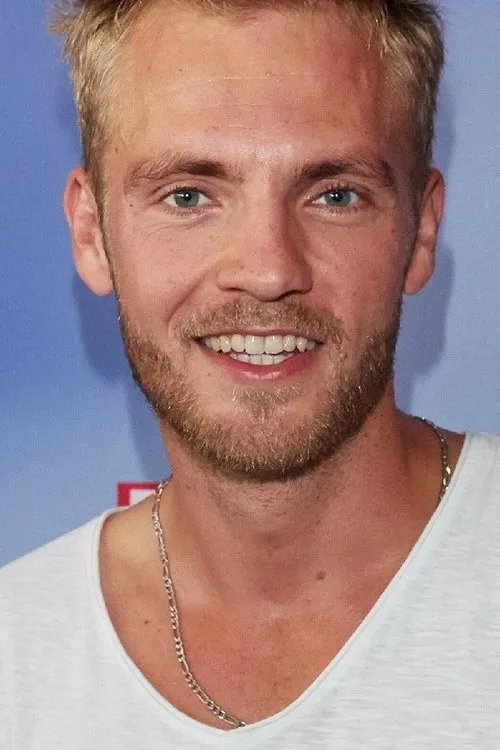 Niklas Osterloh interpretando a Martin Bauer