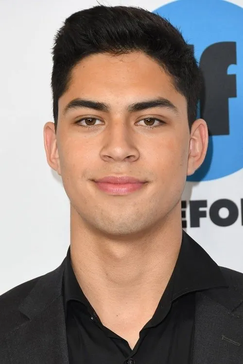 Niko Guardado interpretando a Scroggins