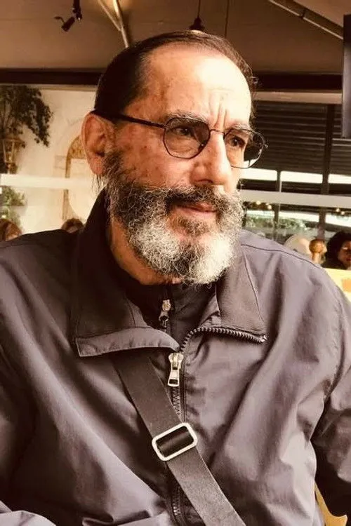 Niko Kanxheri interpretando a Selman Tosku