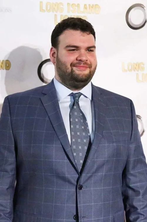 Niko Papastefanou interpretando a Chuck