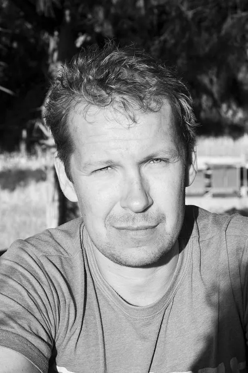 Niko Saarela interpretando a Eero