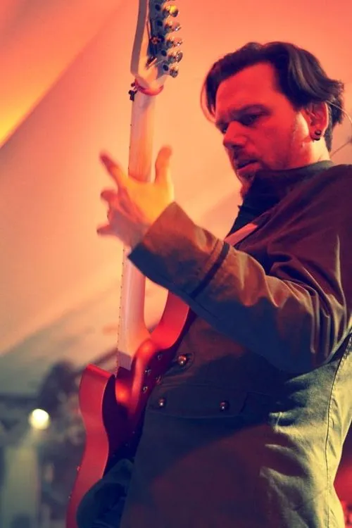 Niko Tsonev interpretando a Guitars