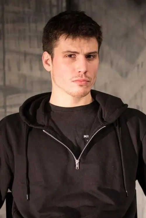 Nikola Šurbanović interpretando a Andrej