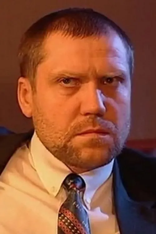 Николай Устинов interpretando a