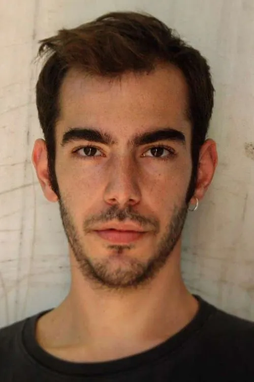 Nikolas Mihas interpretando a 