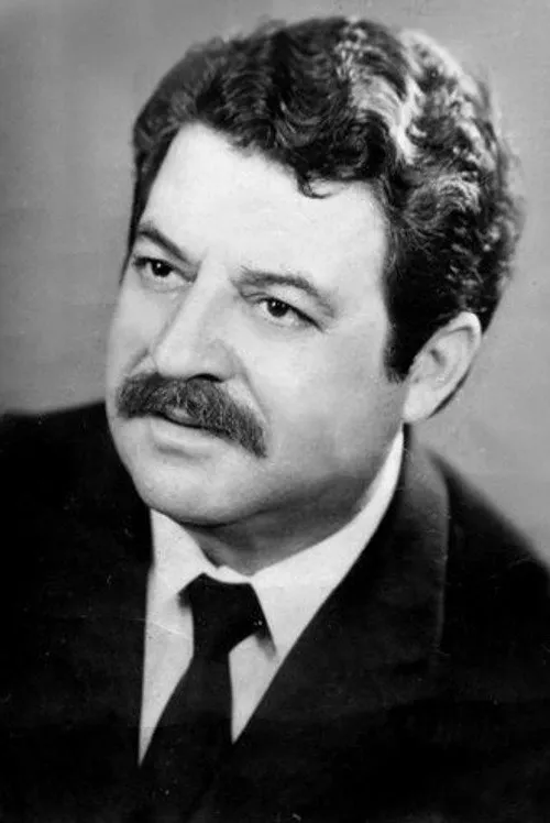 Nikolin Xhoja interpretando a Kuzhinieri