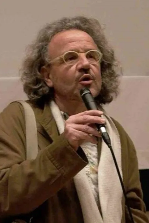 Nikos Alevras interpretando a Prosecutor's Assistant